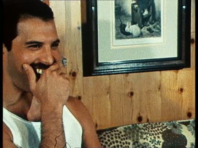 Ο Φρέντι καλύπτει τα δόντια του