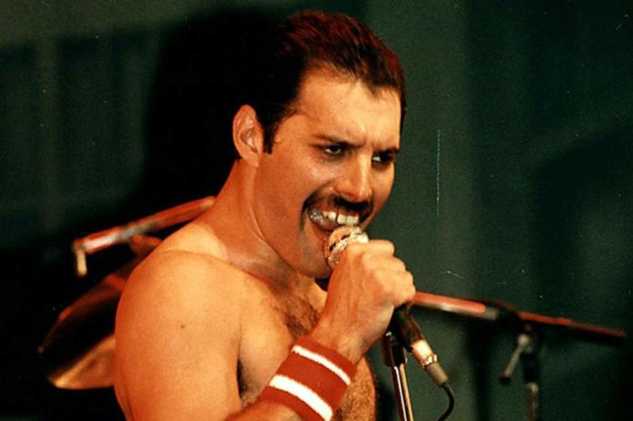 Ο Freddie Mercury τραγουδάει