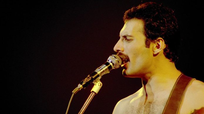 Freddie Mercury με μικρόφωνο