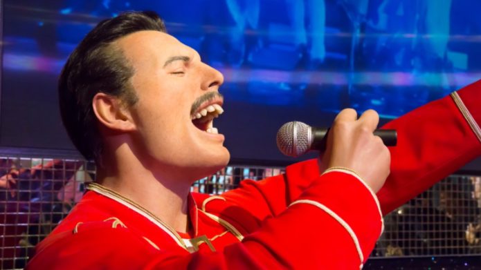 Freddie Mercury σε κόκκινη ρόμπα