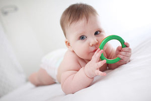 Ειδικά παιχνίδια - teethers, - ανακουφίζουν τα επώδυνα συμπτώματα της εμφάνισης των δοντιών