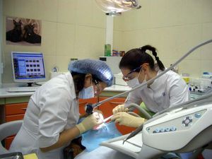 Περιγραφή των αποχρώσεων των οδοντικών εμφυτευμάτων με το χέρι