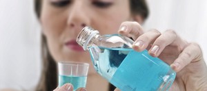Πώς να ξεπλύνετε το στόμα όταν ένα δόντι πόνο