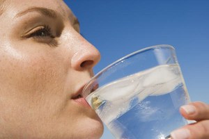 Πώς να απαλλαγείτε από τη μεταλλική γεύση