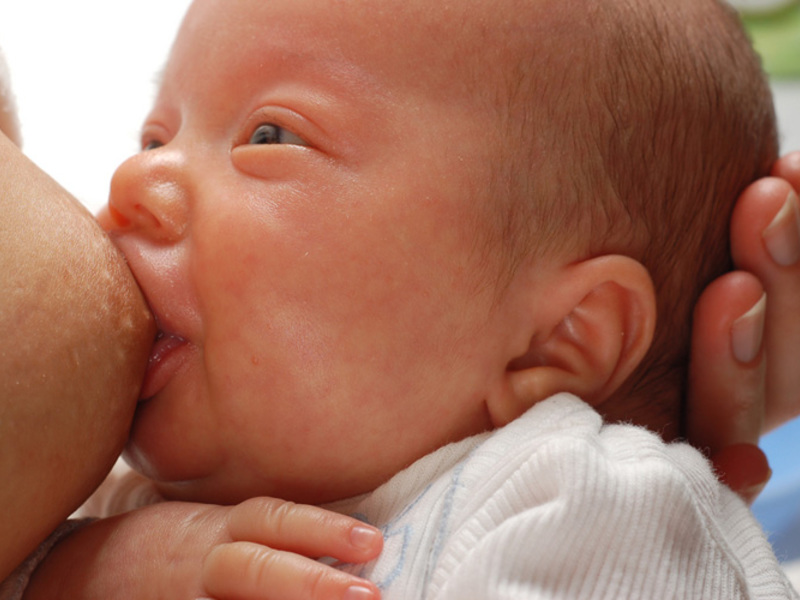 Ποιες ενέργειες θα πρέπει να γίνονται moms πριν από τη σίτιση ενός νεογέννητου Περιγραφή της προπαρασκευαστικής δράσης πριν από τη σίτιση των μωρών