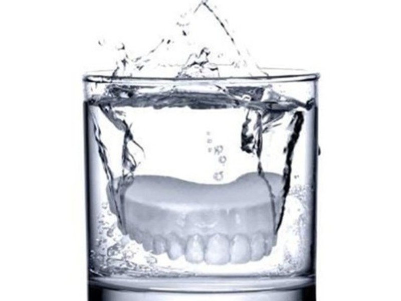Πώς να χειριστείτε οδοντοστοιχίες Chlorhexidine