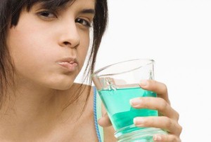 Η στοματίτιδα αντιμετωπίζεται με αλοιφές, αντιβιοτικά και έκπλυση στο στόμα.